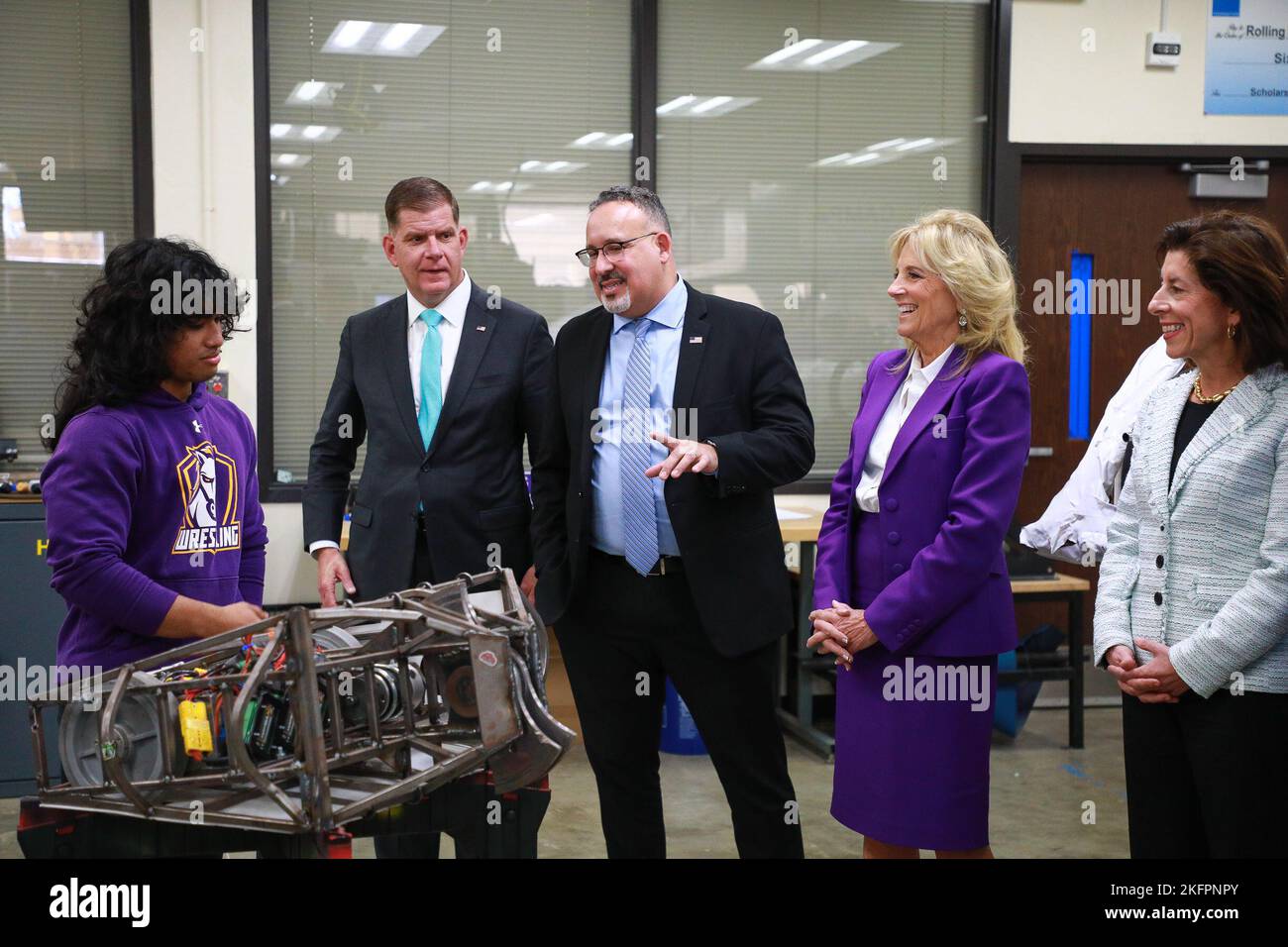 14 NOVEMBRE - CHICAGO, IL: Ethan Salibio, Segretario degli Stati Uniti del lavoro Marty Walsh, Segretario degli Stati Uniti dell'Istruzione Miguel Cardona, First Lady Dr. Jill Biden e Segretario degli Stati Uniti del Commercio Gina Raimondo visita la Rolling Meadows High School per una tavola rotonda educativa con studenti e insegnanti il 14 novembre 2022 a Rolling Meadows, Illinois. (Foto: Cruz Gutierrez/Foto accesso) Foto Stock