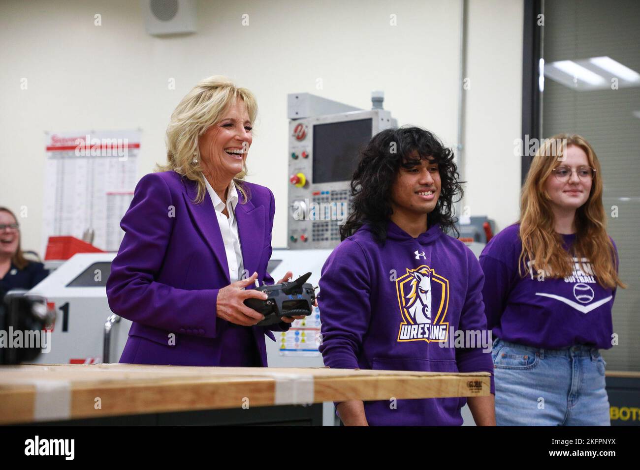 14 NOVEMBRE - CHICAGO, il: First Lady Dr. Jill Biden, studenti Ethan Salibio e Kaitlyn De Loncker visita Rolling Meadows High School per una tavola rotonda educativa con studenti e insegnanti il 14 novembre 2022 a Rolling Meadows, Illinois. (Foto: Cruz Gutierrez/Foto accesso) Foto Stock