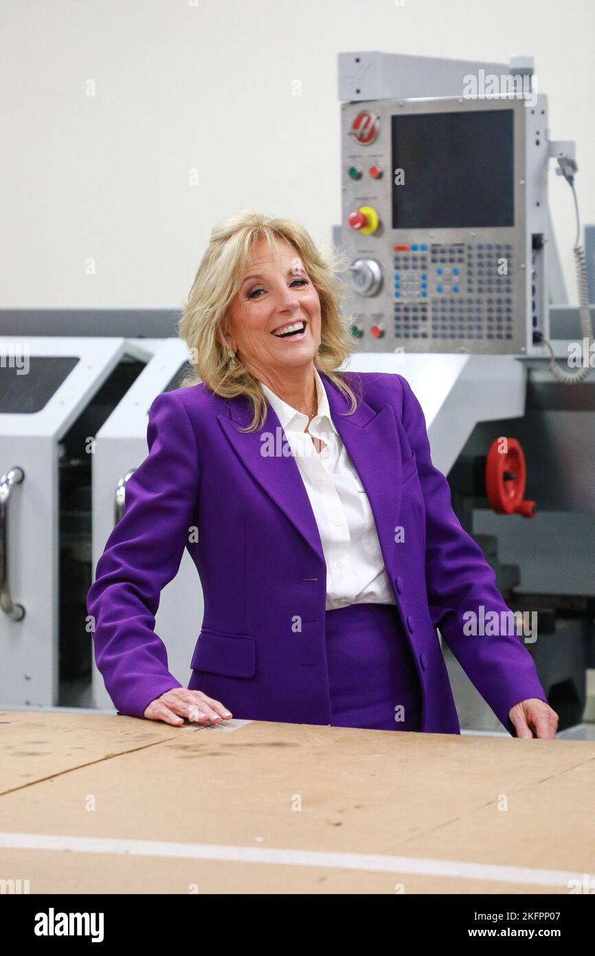 14 NOVEMBRE - CHICAGO, il: First Lady Dr. Jill Biden visita Rolling Meadows High School per una tavola rotonda educativa con studenti e insegnanti il 14 novembre 2022 a Rolling Meadows, Illinois. (Foto: Cruz Gutierrez/Foto accesso) Foto Stock