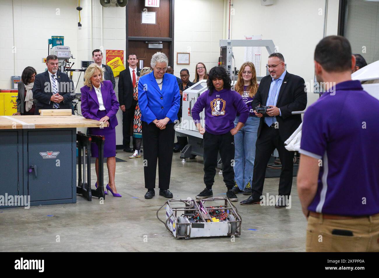 14 NOVEMBRE - CHICAGO, IL: First Lady Dr. Jill Biden, Cook County Board President toni Preckwinkle, studenti Ethan Salibio e Kaitlyn De Loncker e il Segretario dell'Istruzione statunitense Miguel Cardona visita la Rolling Meadows High School per una tavola rotonda educativa con studenti e insegnanti il 14 novembre 2022 a Rolling Meadows, Illinois. (Foto: Cruz Gutierrez/Foto accesso) Foto Stock