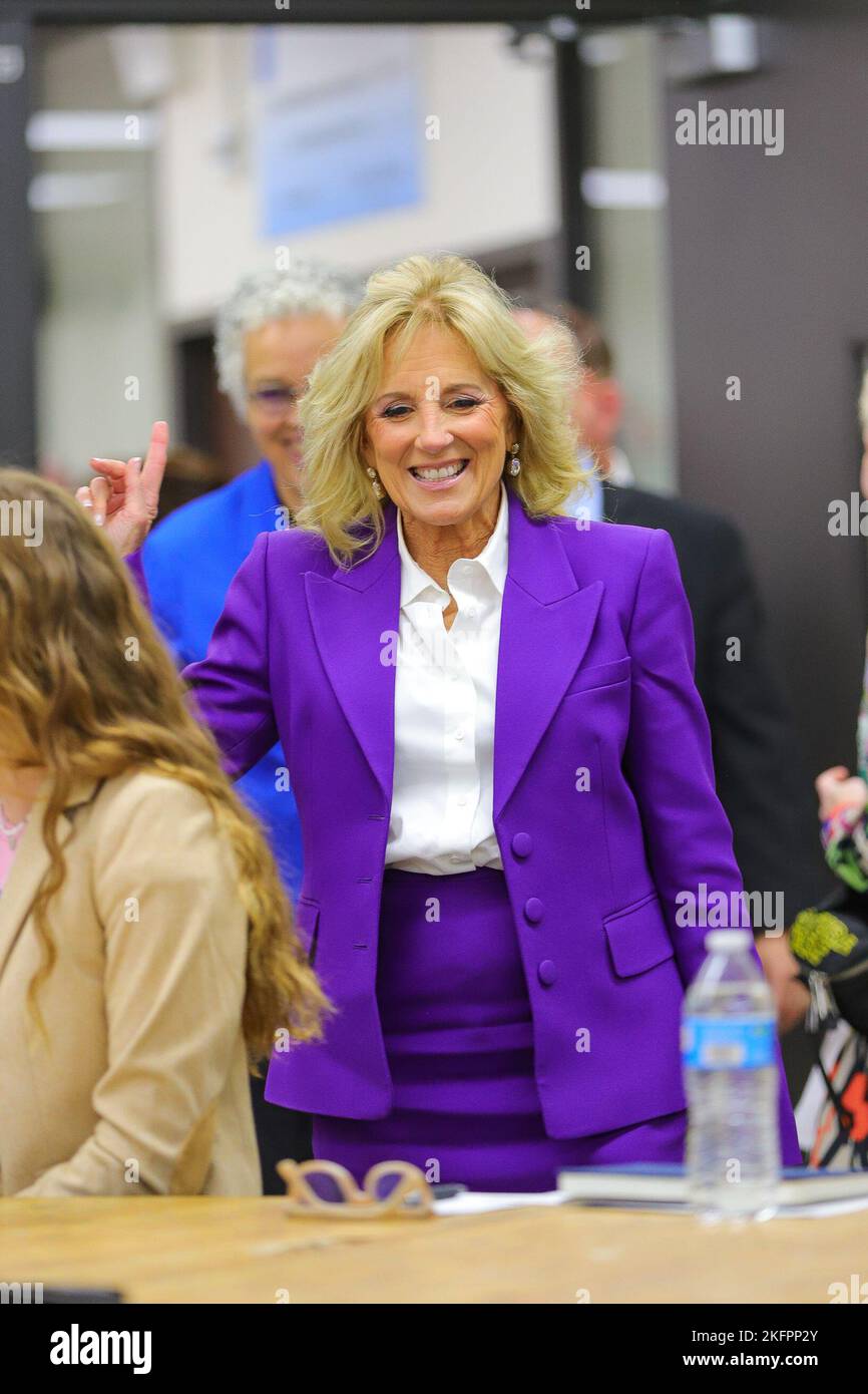 14 NOVEMBRE - CHICAGO, il: First Lady Dr. Jill Biden visita Rolling Meadows High School per una tavola rotonda educativa con studenti e insegnanti il 14 novembre 2022 a Rolling Meadows, Illinois. (Foto: Cruz Gutierrez/Foto accesso) Foto Stock