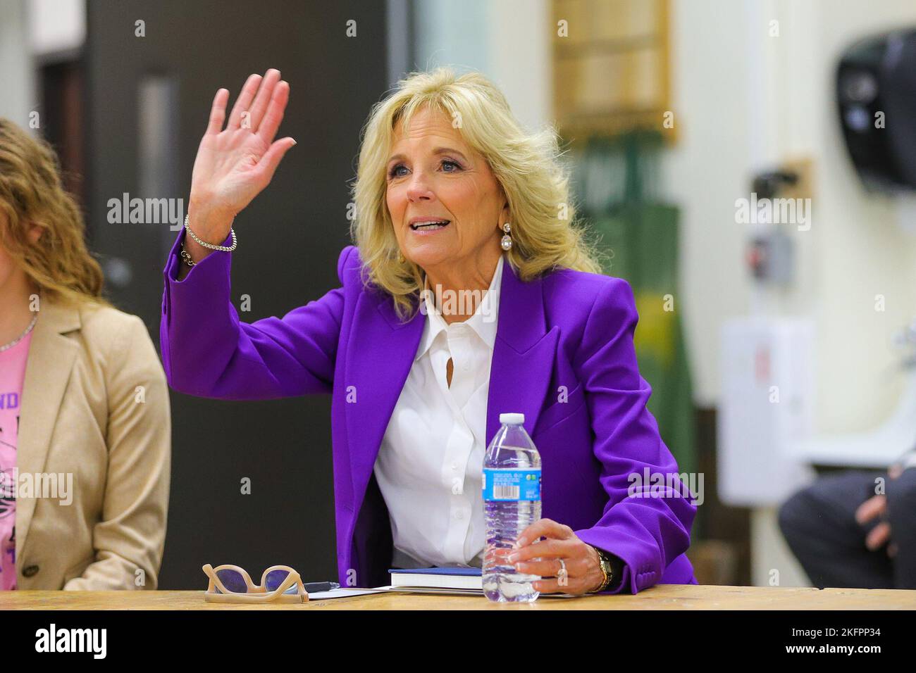 14 NOVEMBRE - CHICAGO, il: First Lady Dr. Jill Biden visita Rolling Meadows High School per una tavola rotonda educativa con studenti e insegnanti il 14 novembre 2022 a Rolling Meadows, Illinois. (Foto: Cruz Gutierrez/Foto accesso) Foto Stock