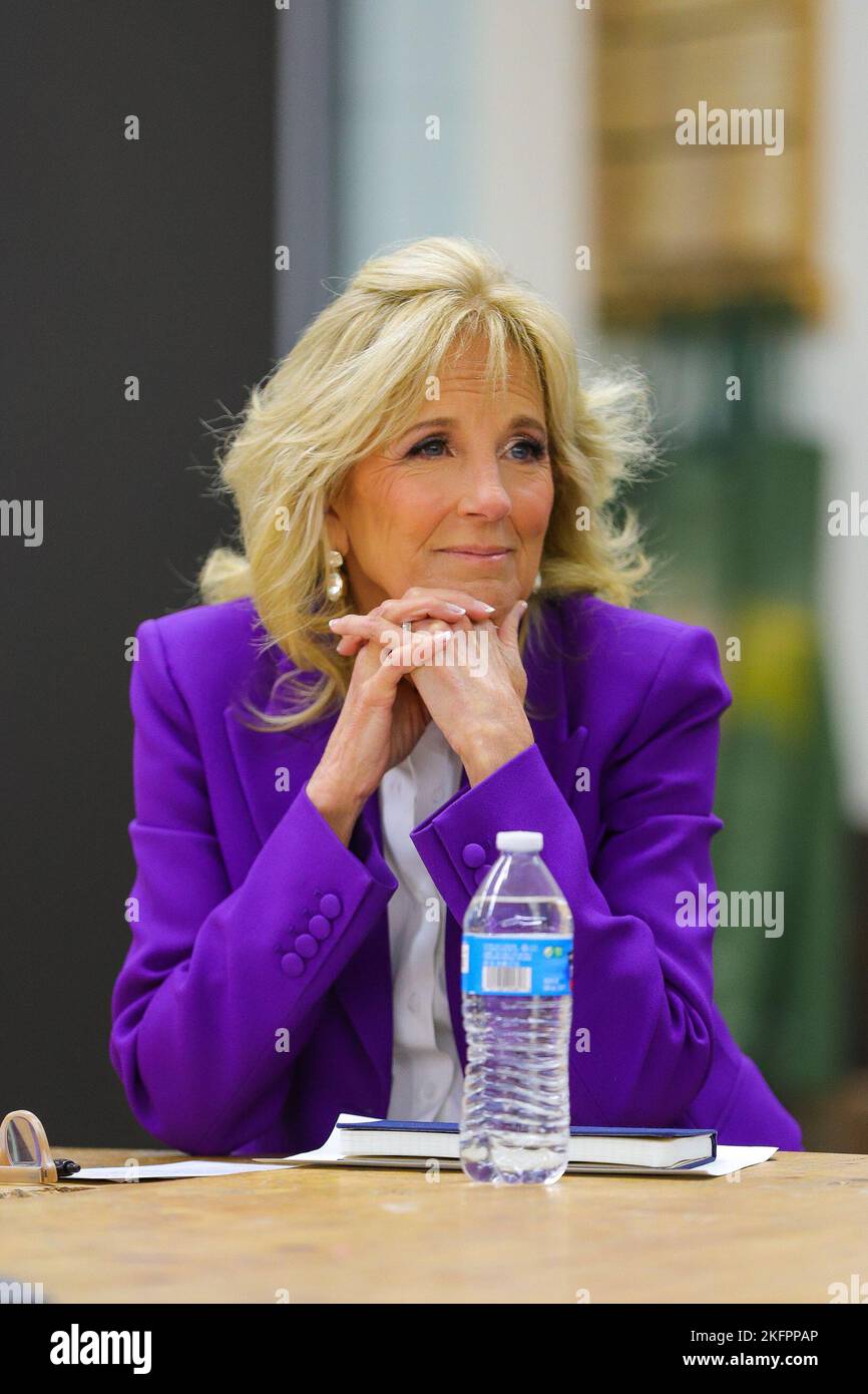 14 NOVEMBRE - CHICAGO, il: First Lady Dr. Jill Biden visita Rolling Meadows High School per una tavola rotonda educativa con studenti e insegnanti il 14 novembre 2022 a Rolling Meadows, Illinois. (Foto: Cruz Gutierrez/Foto accesso) Foto Stock