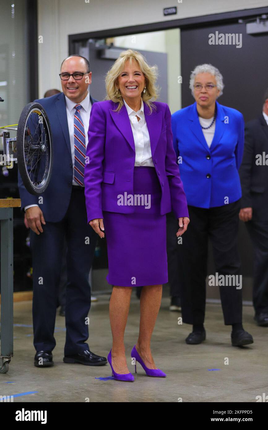 14 NOVEMBRE - CHICAGO, il: Il 14 novembre 2022 a Rolling Meadows, Illinois, la First Lady Dr. Jill Biden (c) e il presidente del consiglio di amministrazione della contea di Cook toni Preckwinkle (r) visitano la Rolling Meadows High School per una tavola rotonda educativa con studenti e insegnanti. (Foto: Cruz Gutierrez/Foto accesso) Foto Stock