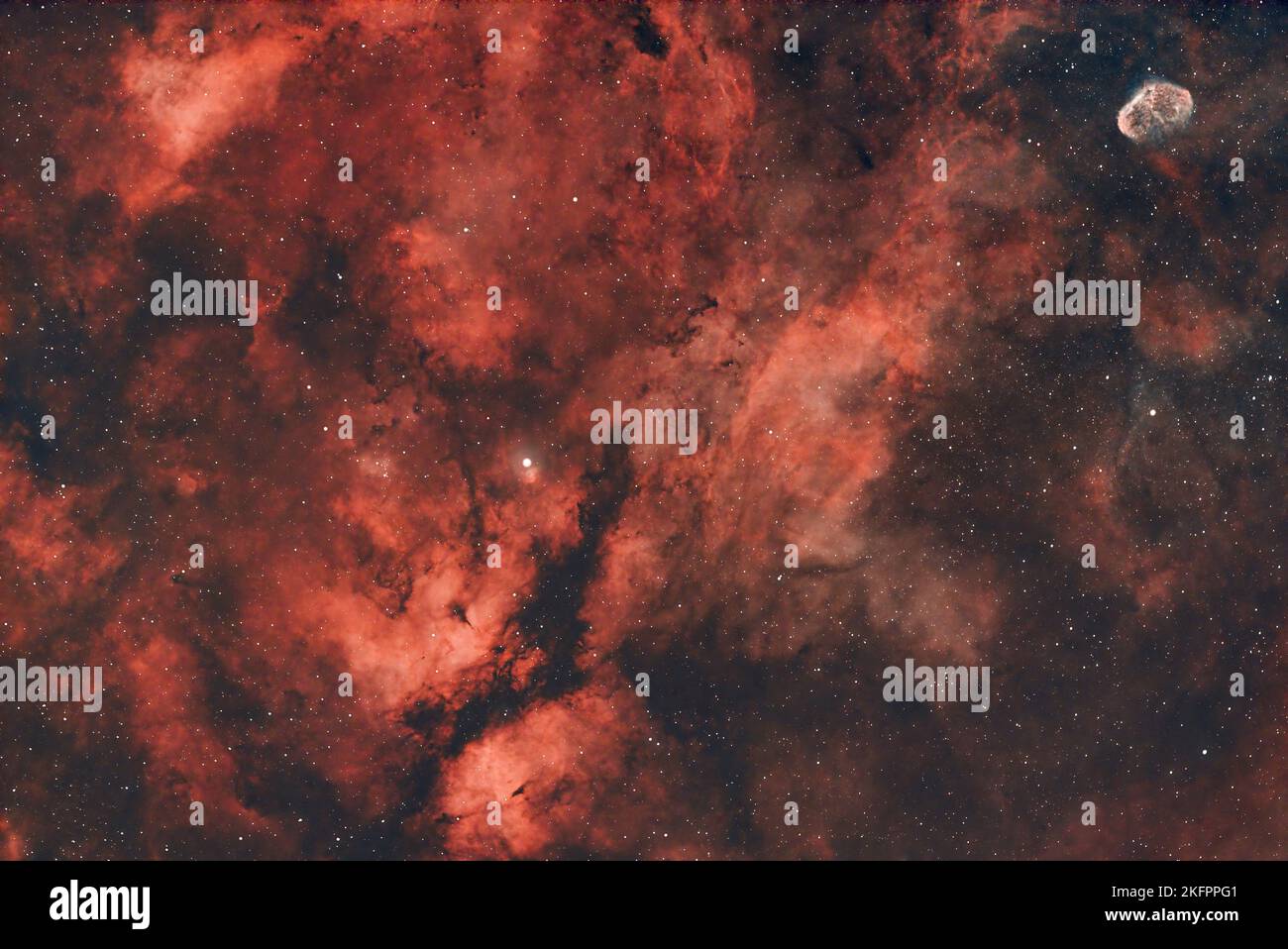 Una vista mozzafiato della regione di Sadr rosso chiaro nel cielo notturno Foto Stock