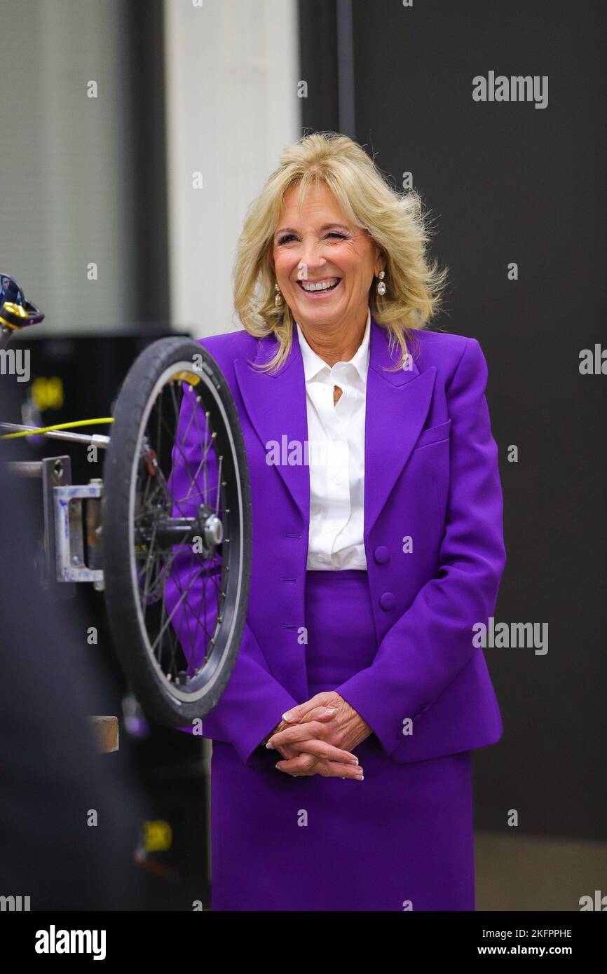 14 NOVEMBRE - CHICAGO, il: First Lady Dr. Jill Biden visita Rolling Meadows High School per una tavola rotonda educativa con studenti e insegnanti il 14 novembre 2022 a Rolling Meadows, Illinois. (Foto: Cruz Gutierrez/Foto accesso) Foto Stock