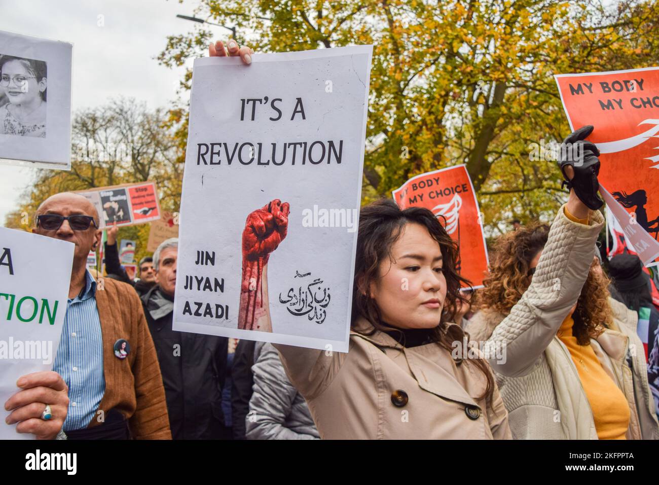 Londra, Regno Unito. 19th novembre 2022. I manifestanti si sono riuniti al di fuori dell'ambasciata iraniana chiedendo giustizia a Mahsa Amini e ad altre vittime, un cambio di regime e la libertà per l'Iran. Credit: Vuk Valcic/Alamy Live News Foto Stock