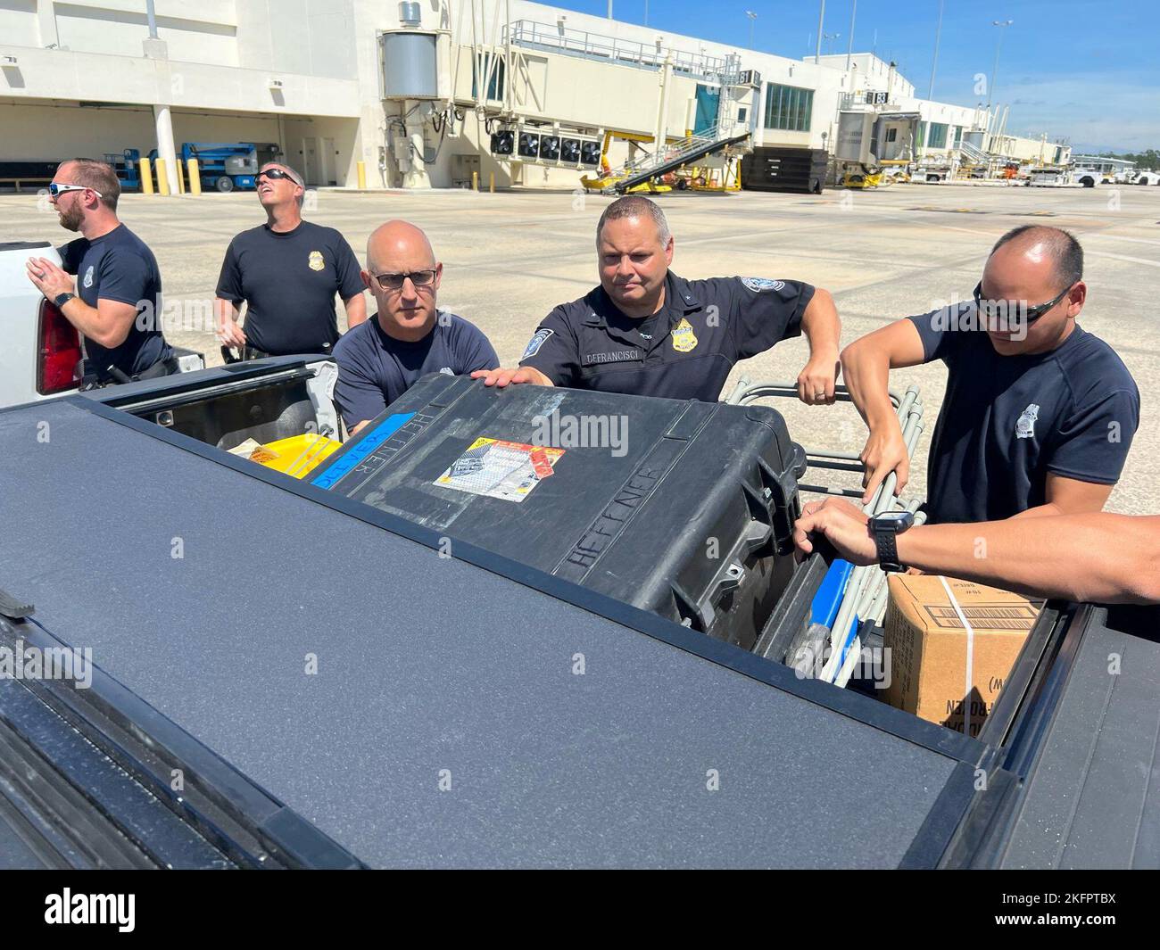 I funzionari del team di risposta per l’assistenza ai disastri della CBP lavorano all’aeroporto internazionale Southwest Florida di Fort Myers, Florida, dopo l’uragano Ian, 30 settembre 2022. Foto Stock