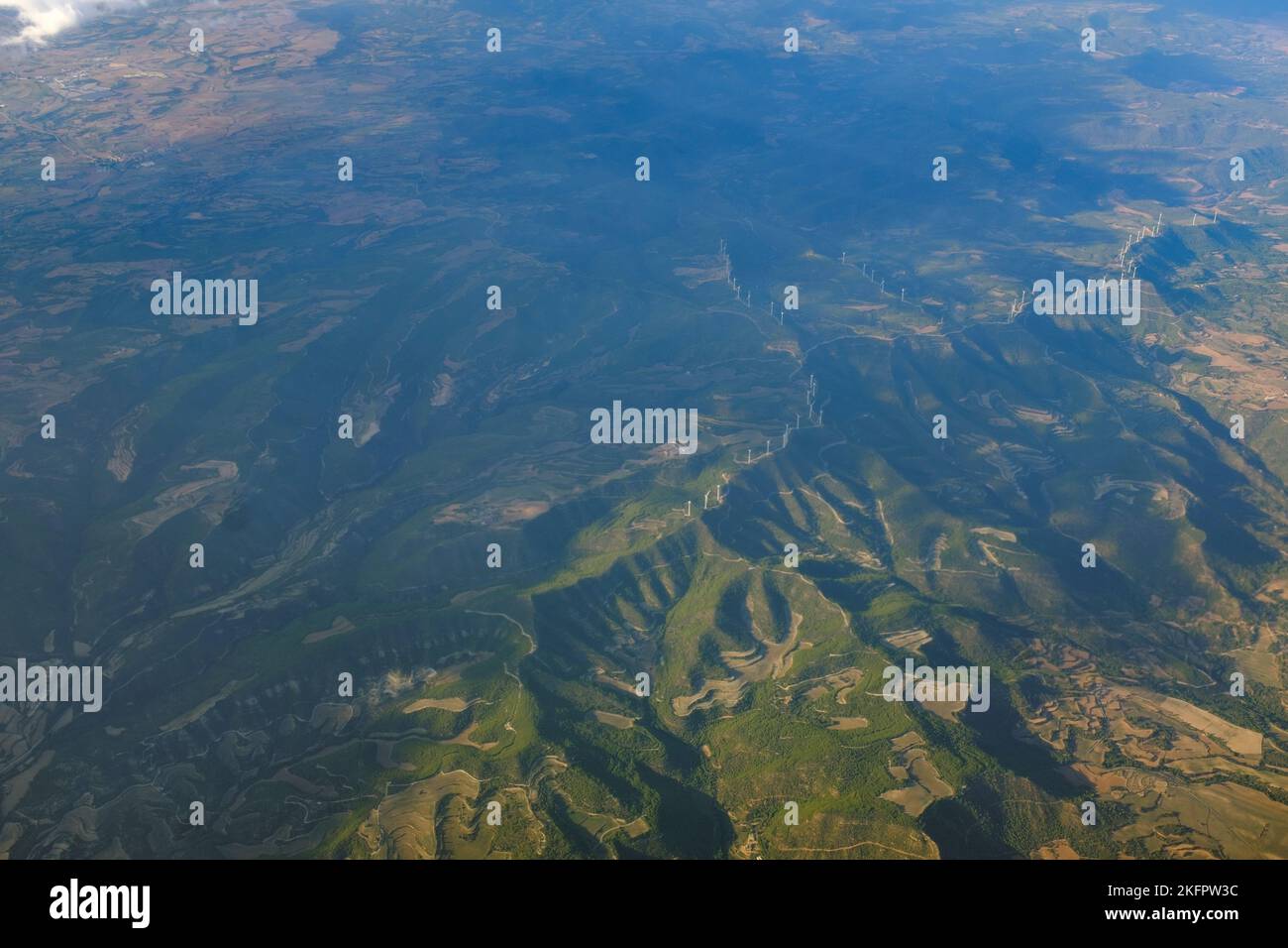 Parco dei mulini a vento in fila in cima a un paesaggio verde di montagna Foto Stock