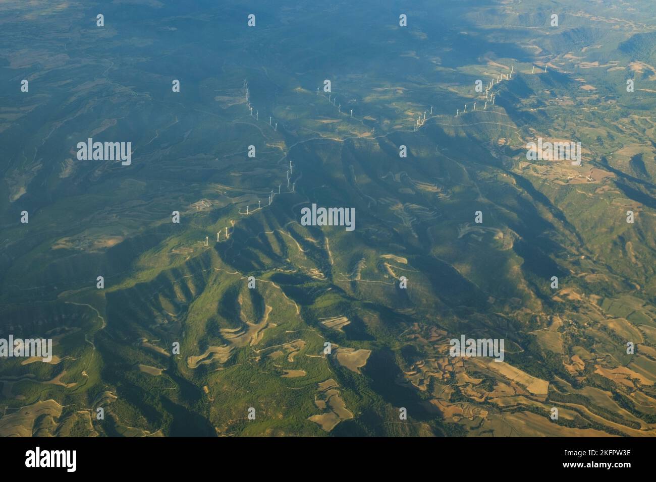 Parco dei mulini a vento in fila in cima a un paesaggio verde di montagna Foto Stock