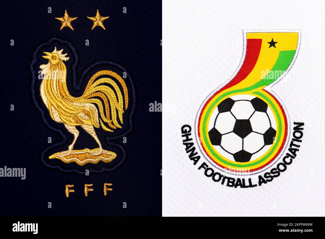 Primo piano della cresta della nazionale di calcio sulla divisa Home. Coppa del mondo FIFA Qatar 2022. Foto Stock