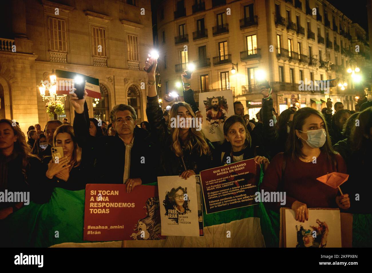 Barcellona, Spagna. 19th Nov 2022. I dimostranti si riuniscono in solidarietà con le proteste in Iran che sono scoppiate dopo la morte di Masha Aminiy, 22 anni, quando era stata in custodia della cosiddetta polizia morale. Credit: Matthias Oesterle/Alamy Live News Foto Stock