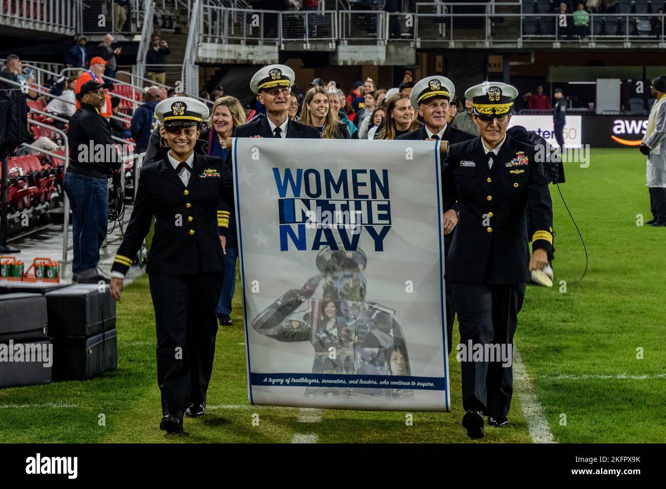 WASHINGTON (ott 01, 2022) - responsabile operazioni navali ADM. Mike Gilday e marinai e civili assegnati al comando di Navy Sea Systems partecipano alla parata di mezza ora durante una partita della National Women's Soccer League all'Audi Field, dove lo Spirito di Washington ha evidenziato Women in the Navy (WIN), ottobre 1. Durante il gioco, tra lo Spirito di Washington e lo Houston Dash, le donne della Marina, che includevano marinai e civili, sono state riconosciute sul campo per il loro servizio. Foto Stock