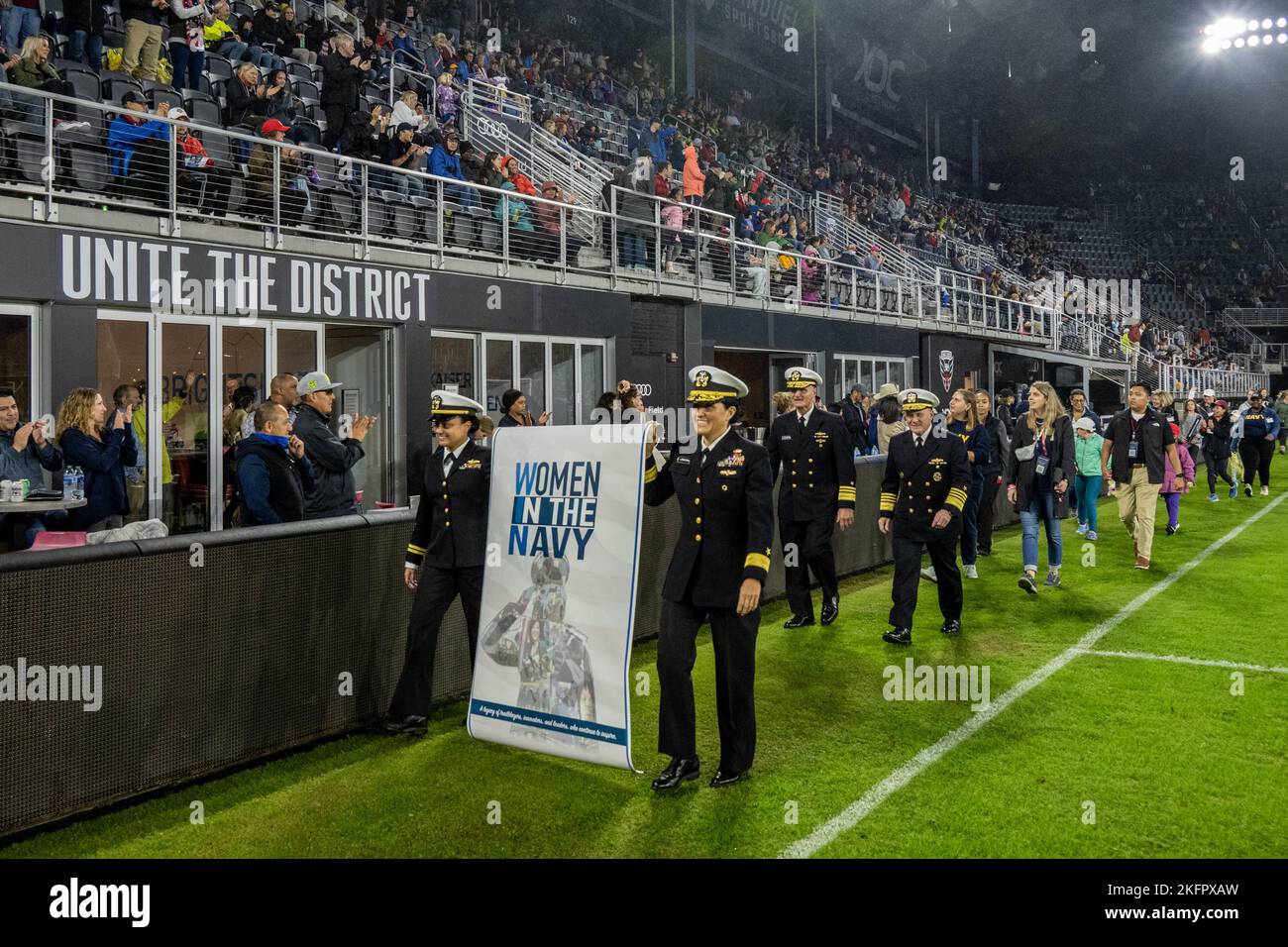 WASHINGTON (ott 01, 2022) - responsabile operazioni navali ADM. Mike Gilday e marinai e civili assegnati al comando di Navy Sea Systems partecipano alla parata di mezza ora durante una partita della National Women's Soccer League all'Audi Field, dove lo Spirito di Washington ha evidenziato Women in the Navy (WIN), ottobre 1. Durante il gioco, tra lo Spirito di Washington e lo Houston Dash, le donne della Marina, che includevano marinai e civili, sono state riconosciute sul campo per il loro servizio. Foto Stock