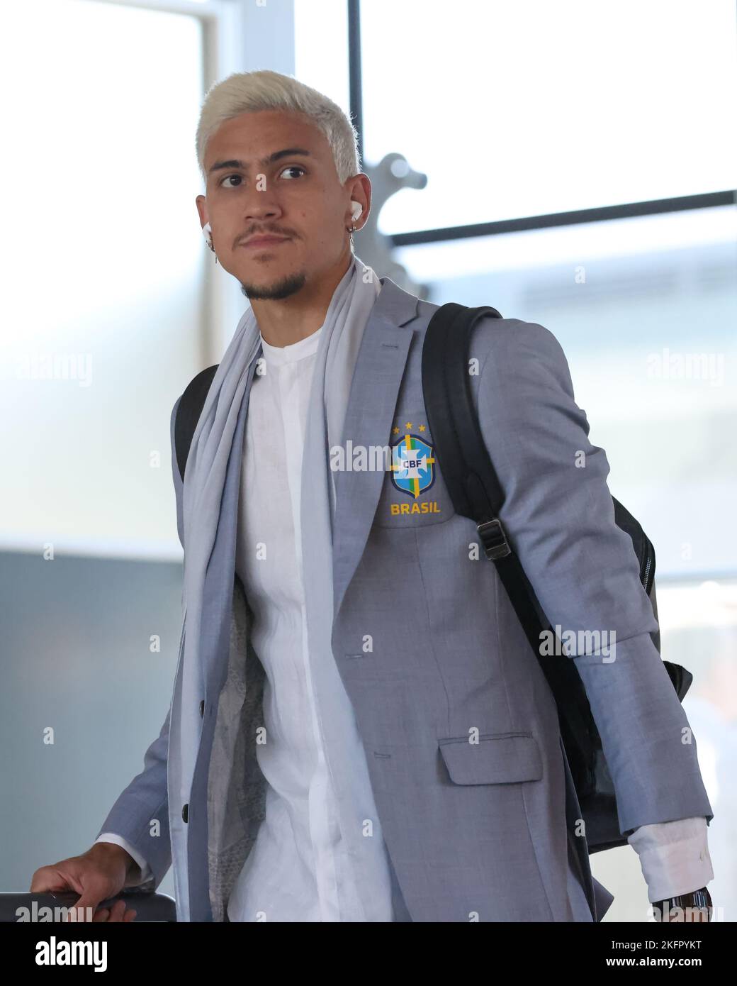 Torino, 19th novembre 2022. Pedro del Brasile entra nel terminal per la partenza del team per la Coppa del mondo Qatar all'aeroporto di caselle, Torino. Data foto: 19th novembre 2022. Il credito di foto dovrebbe essere: Jonathan Moskrop/Sportimage Foto Stock