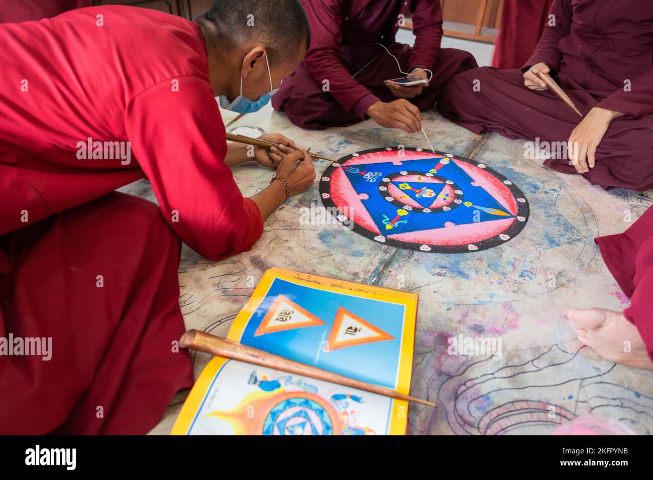 I giovani monaci del monastero Shechen Tennyi Dargyeling creano un mandala di sabbia. Kathmandu. Nepal. Foto Stock