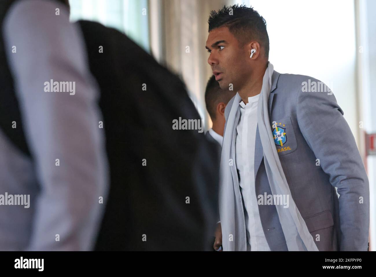 Torino, 19th novembre 2022. Casemiro del Brasile entra nel terminal per la partenza del team per la Coppa del mondo Qatar all'aeroporto di caselle, Torino. Data foto: 19th novembre 2022. Il credito di foto dovrebbe essere: Jonathan Moskrop/Sportimage Foto Stock