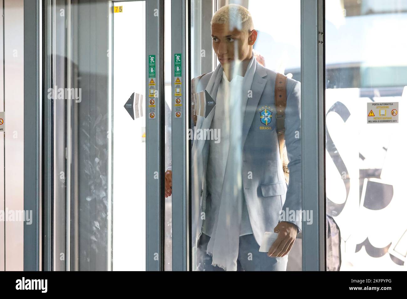 Torino, 19th novembre 2022. Richarlison del Brasile entra nel terminal per la partenza del team per la Coppa del mondo Qatar all'aeroporto di caselle, Torino. Data foto: 19th novembre 2022. Il credito di foto dovrebbe essere: Jonathan Moskrop/Sportimage Foto Stock