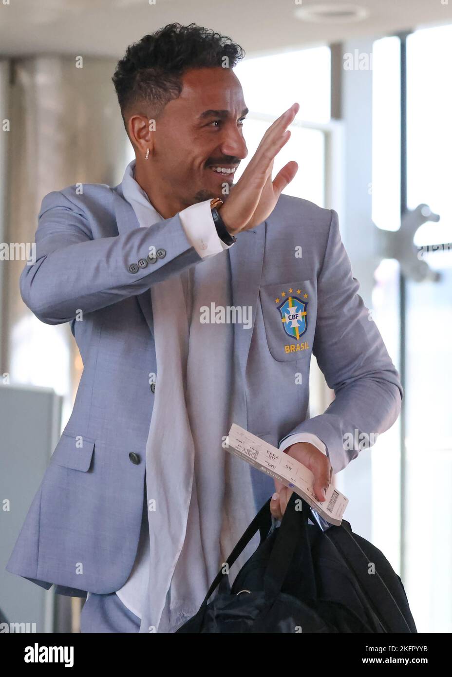 Torino, 19th novembre 2022. Danilo del Brasile si è rivolto ai giornalisti mentre entra nel terminal per la partenza del team per la Coppa del mondo Qatar all'aeroporto di caselle, Torino. Data foto: 19th novembre 2022. Il credito di foto dovrebbe essere: Jonathan Moskrop/Sportimage Foto Stock