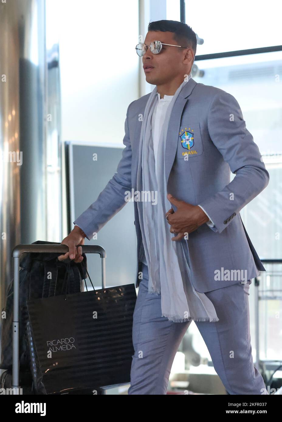 Torino, 19th novembre 2022. Thiago Silva del Brasile entra nel terminal per la partenza del team per la Coppa del mondo Qatar all'aeroporto di caselle, Torino. Data foto: 19th novembre 2022. Il credito di foto dovrebbe essere: Jonathan Moskrop/Sportimage Foto Stock
