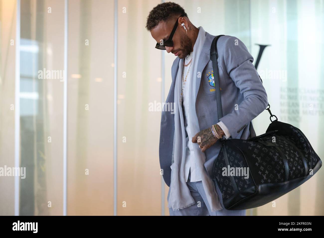 Torino, 19th novembre 2022. Neymar Jr del Brasile reagisce entrando nel terminal per la partenza della squadra alla Coppa del mondo Qatar all'aeroporto di caselle, Torino. Data foto: 19th novembre 2022. Il credito di foto dovrebbe essere: Jonathan Moskrop/Sportimage Foto Stock