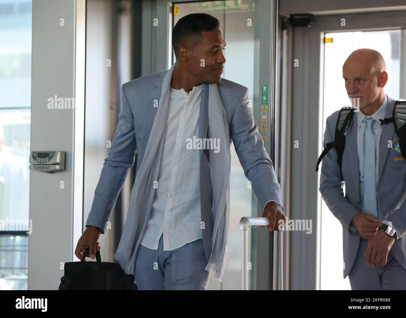 Torino, 19th novembre 2022. Alex Sandro del Brasile reagisce entrando nel terminal per la partenza del team alla Coppa del mondo Qatar all'aeroporto di caselle, Torino. Data foto: 19th novembre 2022. Il credito di foto dovrebbe essere: Jonathan Moskrop/Sportimage Foto Stock