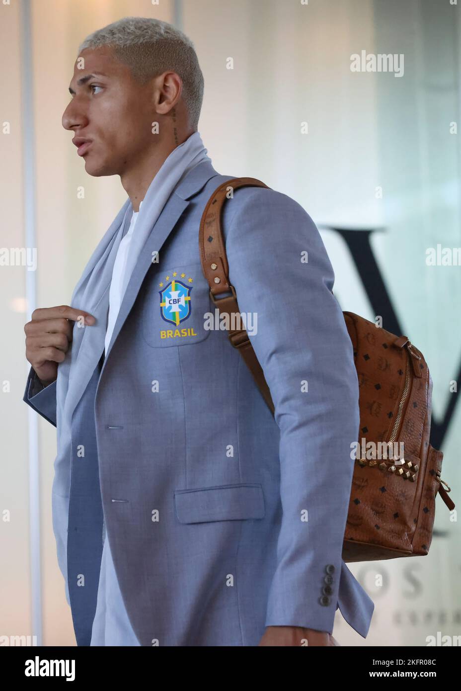 Torino, 19th novembre 2022. Richarlison del Brasile entra nel terminal per la partenza del team per la Coppa del mondo Qatar all'aeroporto di caselle, Torino. Data foto: 19th novembre 2022. Il credito di foto dovrebbe essere: Jonathan Moskrop/Sportimage Foto Stock