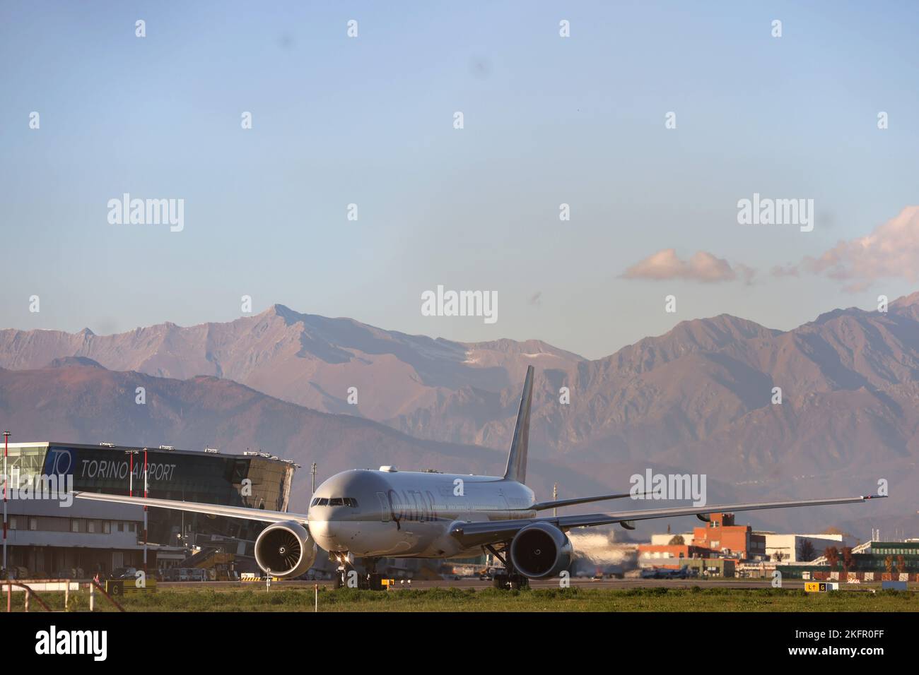 Torino, 19th novembre 2022. Un Boeing 777, volo QR7393 di Qatar Airways parte per Doha con il team brasiliano a bordo mentre il team parte dall'aeroporto di caselle, Torino. Data foto: 19th novembre 2022. Il credito di foto dovrebbe essere: Jonathan Moskrop/Sportimage Foto Stock