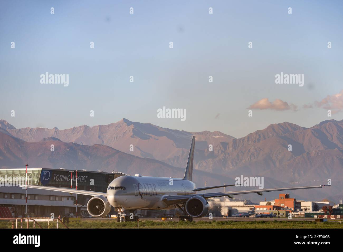 Torino, 19th novembre 2022. Un Boeing 777, volo QR7393 di Qatar Airways parte per Doha con il team brasiliano a bordo mentre il team parte dall'aeroporto di caselle, Torino. Data foto: 19th novembre 2022. Il credito di foto dovrebbe essere: Jonathan Moskrop/Sportimage Foto Stock