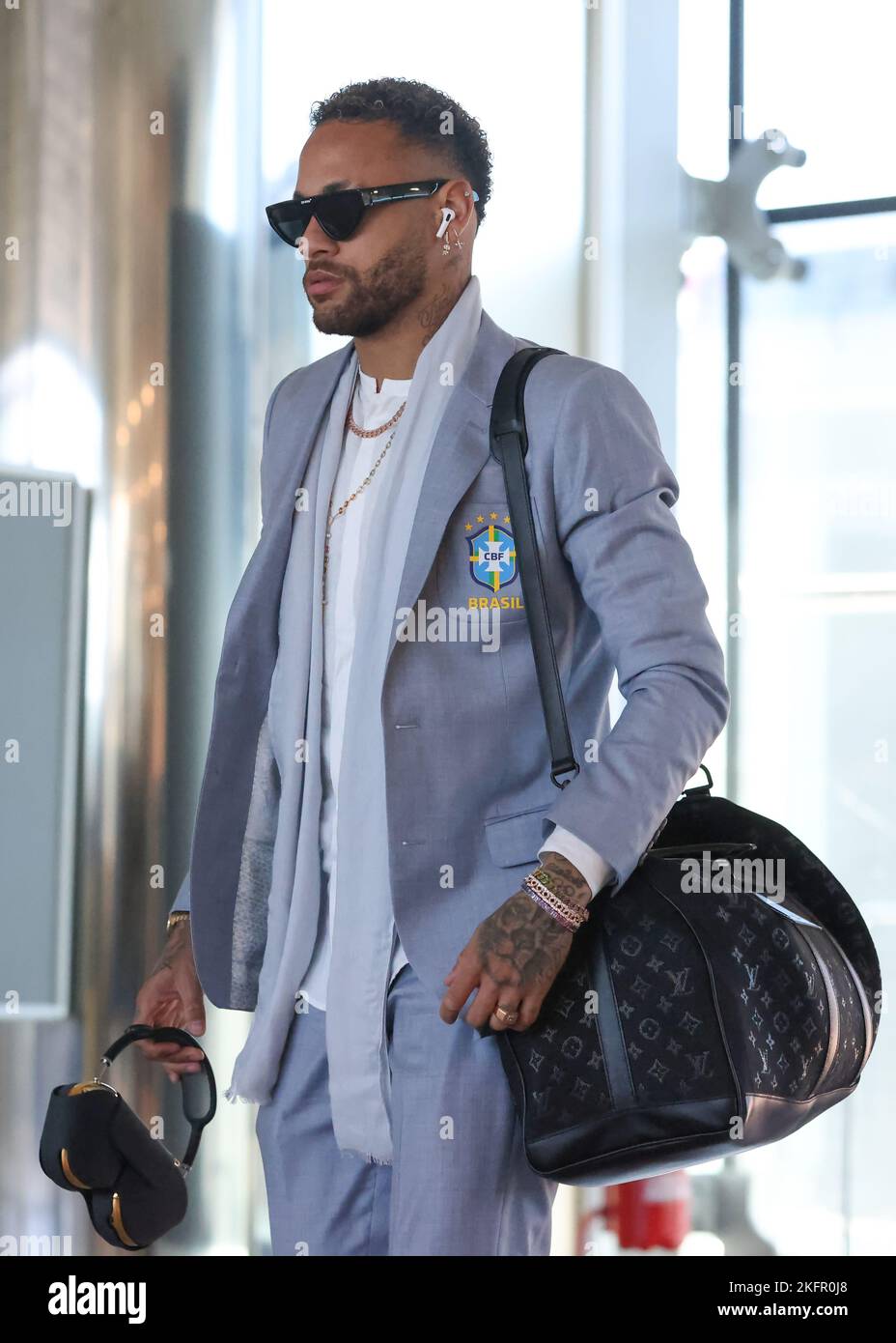 Torino, 19th novembre 2022. Neymar Jr del Brasile entra nel terminal portando cuffie per la partenza del team alla Coppa del mondo Qatar all'aeroporto di caselle, Torino. Data foto: 19th novembre 2022. Il credito di foto dovrebbe essere: Jonathan Moskrop/Sportimage Foto Stock