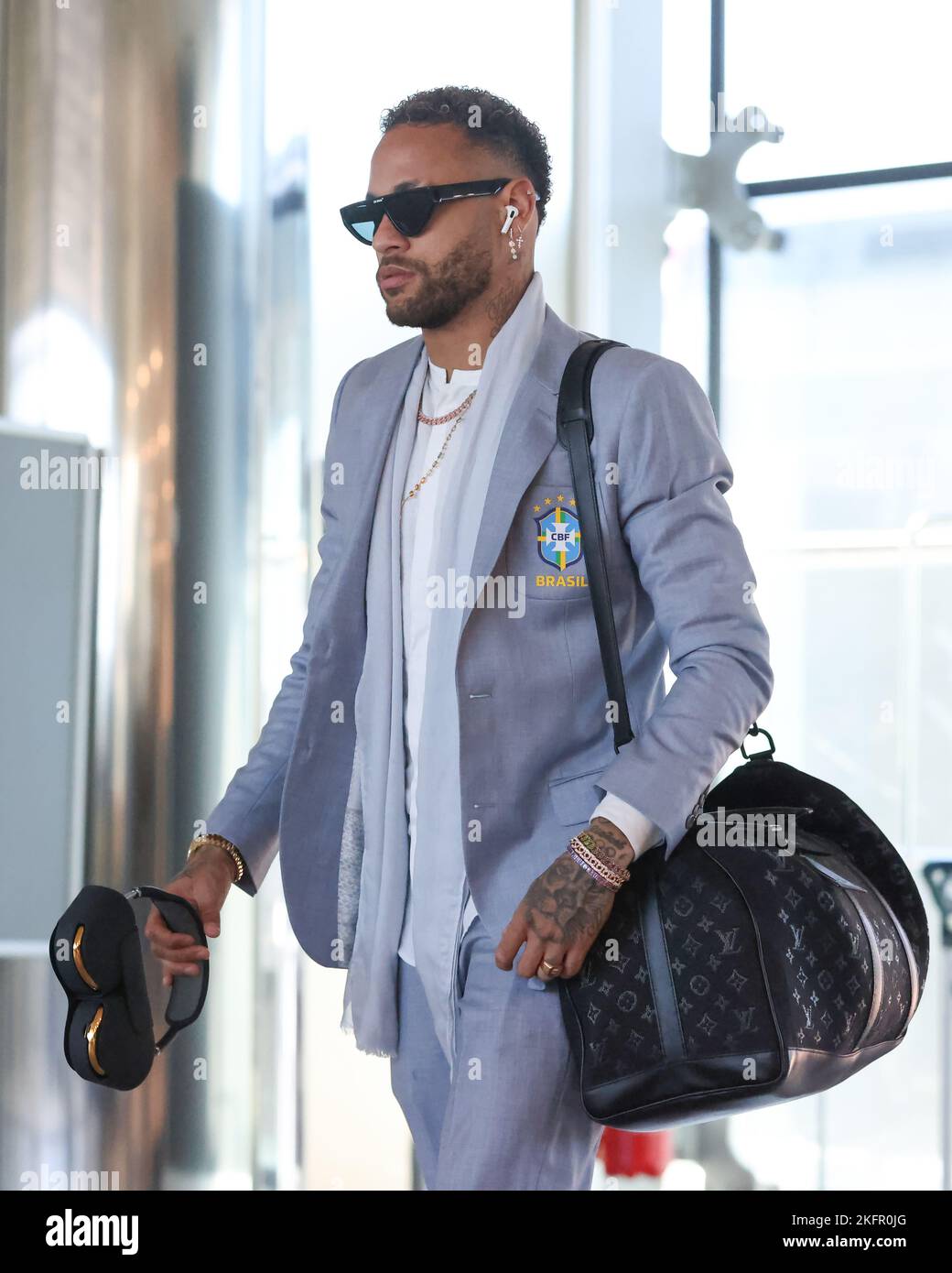 Torino, 19th novembre 2022. Neymar Jr del Brasile entra nel terminal portando cuffie per la partenza del team alla Coppa del mondo Qatar all'aeroporto di caselle, Torino. Data foto: 19th novembre 2022. Il credito di foto dovrebbe essere: Jonathan Moskrop/Sportimage Foto Stock