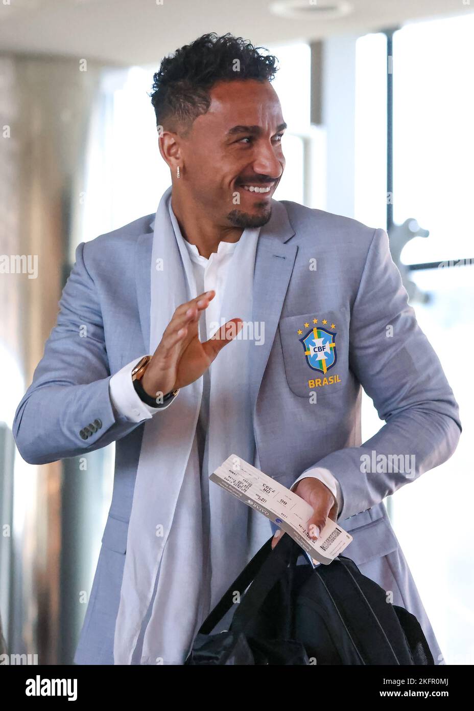 Torino, 19th novembre 2022. Danilo del Brasile si è rivolto ai giornalisti mentre entra nel terminal per la partenza del team per la Coppa del mondo Qatar all'aeroporto di caselle, Torino. Data foto: 19th novembre 2022. Il credito di foto dovrebbe essere: Jonathan Moskrop/Sportimage Foto Stock