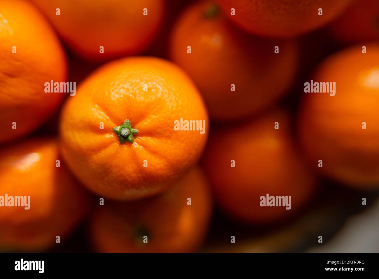 Cestino con mandarino o frutta d'arancia su fondo grigio a plaid. Cibo biologico. Foto Stock