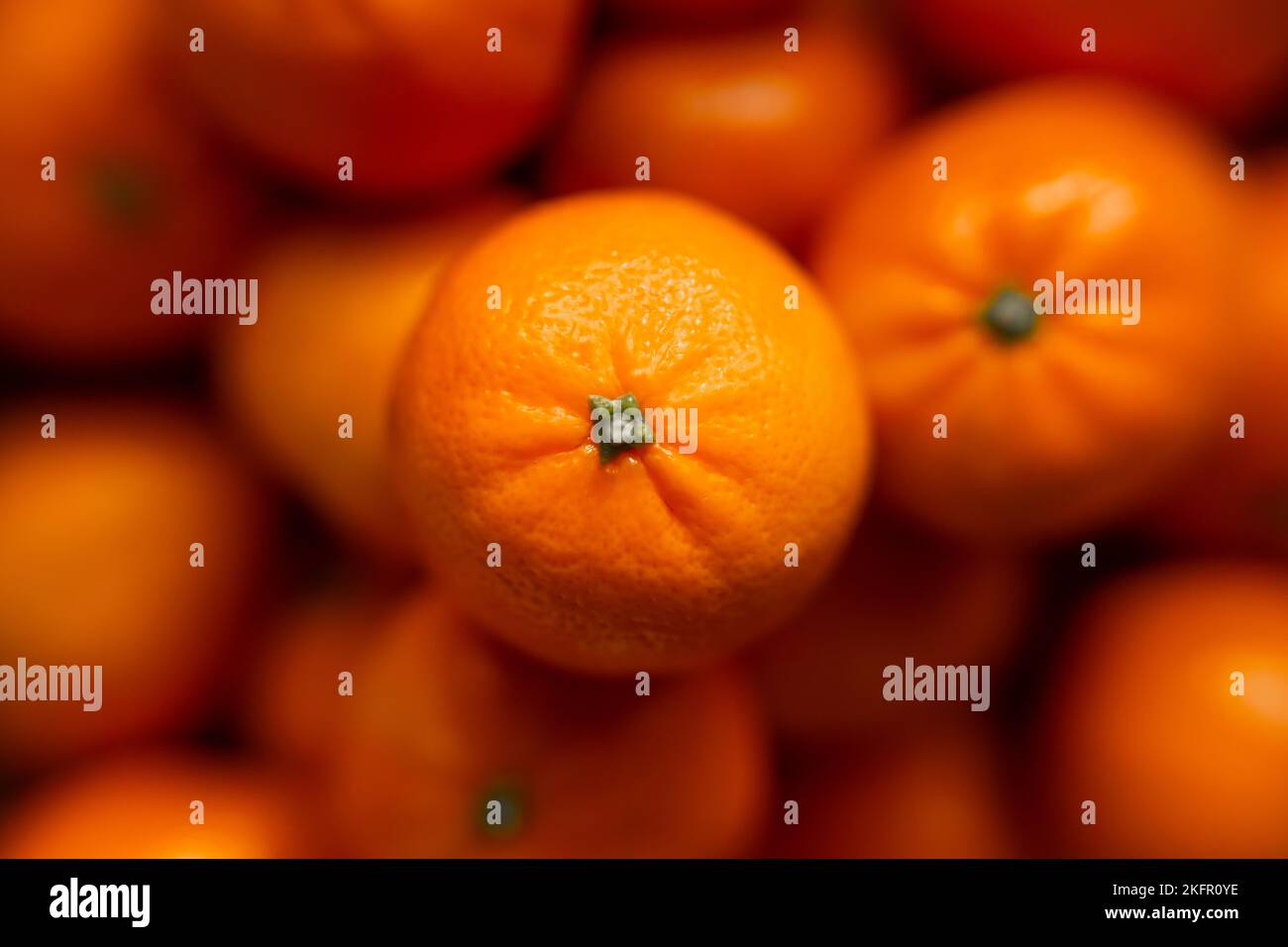 Cestino con mandarino o frutta d'arancia su fondo grigio a plaid. Cibo biologico. Foto Stock