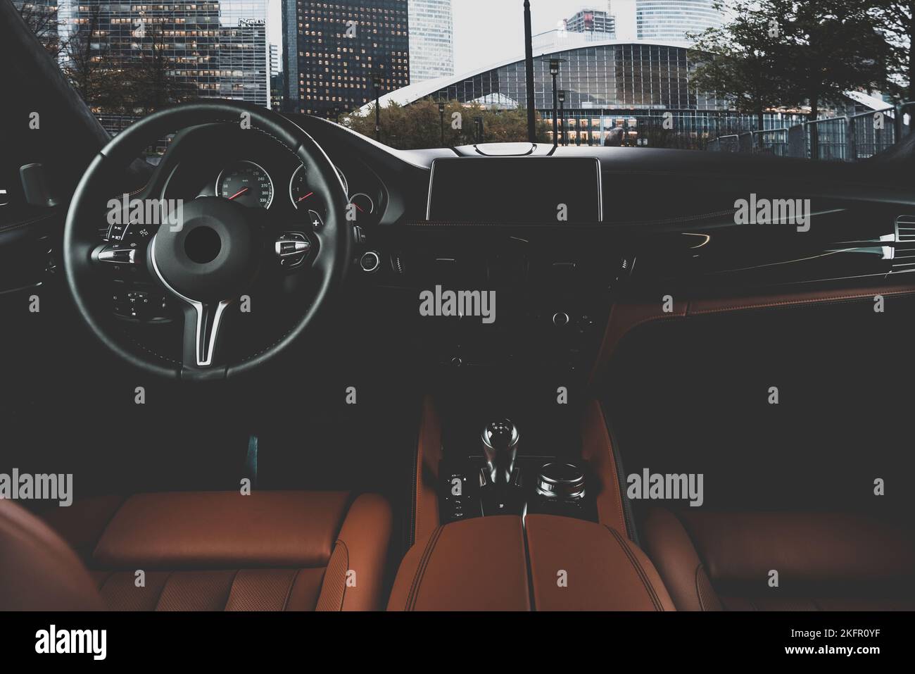 Interni interni in pelle di sabbia rossa arancione - volante, leva del cambio e cruscotto. Foto Stock