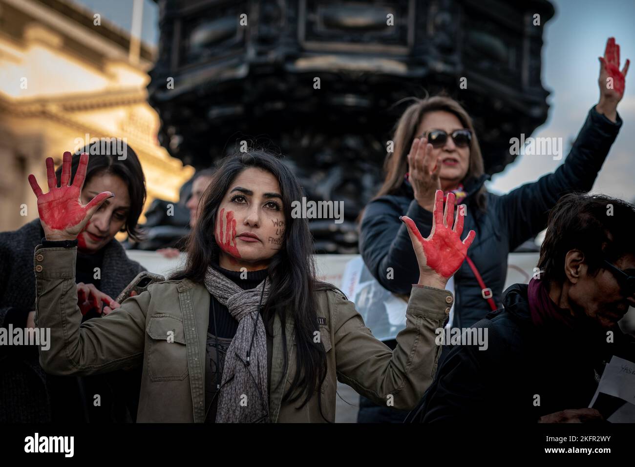 Londra, Regno Unito. 19th Novembre 2022. Gli iraniani britannici continuano le loro proteste chiedendo un cambio di regime a Teheran, in Iran, e chiedendo giustizia per Mahsa Amini, di 22 anni. Il 16 settembre, la signora Amini – conosciuta anche con il suo nome curdo, Jina Amini – è morta dopo essere stata arrestata dalla cosiddetta “polizia morale” per non aver presunto seguito il codice di abbigliamento del paese durante la visita alla capitale. Nei giorni dalla sua morte, le manifestazioni sono scoppiate a livello globale e centinaia di manifestanti sono stati uccisi in Iran, secondo i gruppi per i diritti umani. Credit: Guy Corbishley/Alamy Live News Foto Stock