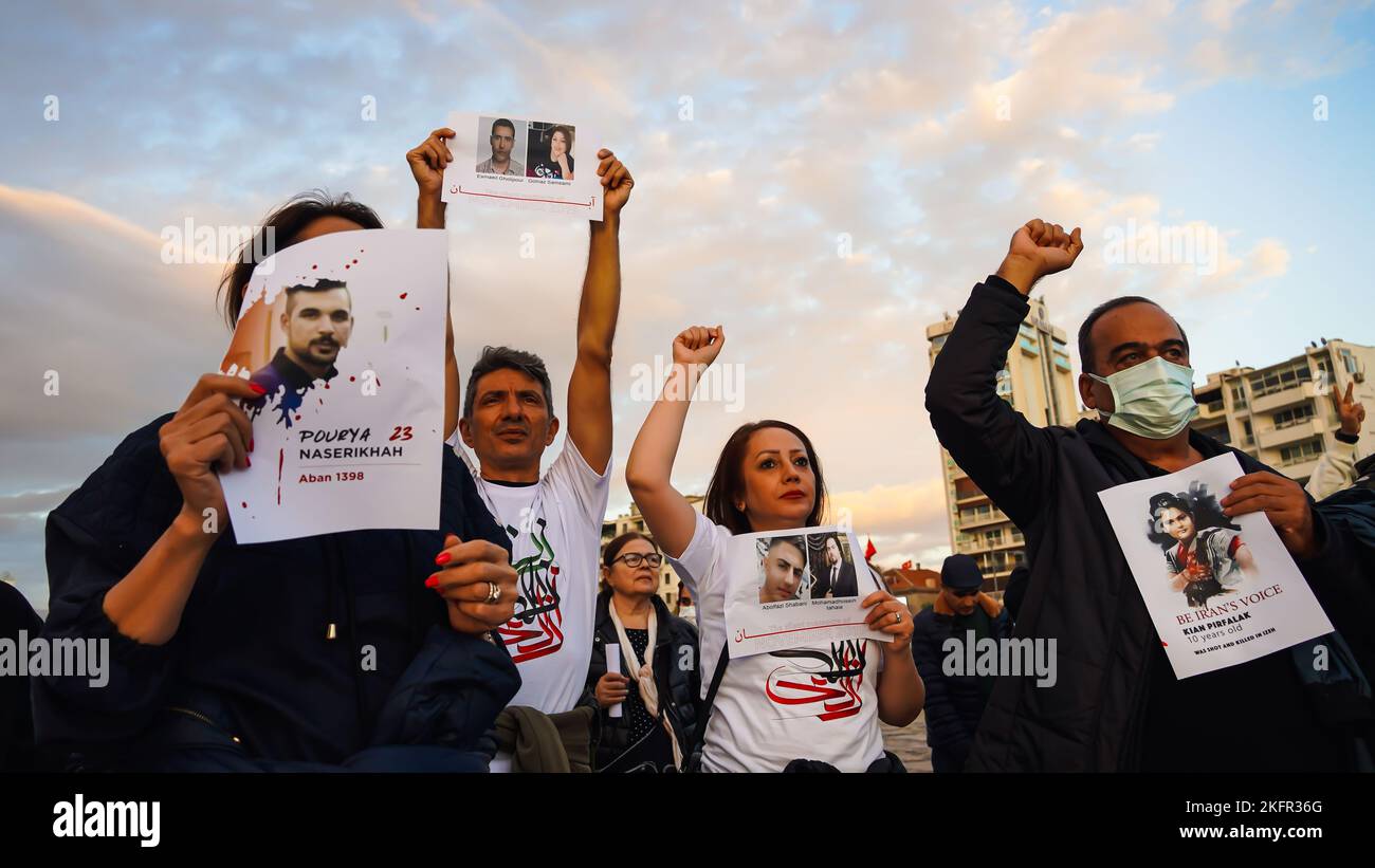 Izmir, Iran, 19/11/2022, gli iraniani di Izmir, in particolare le donne e le organizzazioni femminili, hanno protestato per la morte di Mahsa Amini da parte della polizia della moralità in Iran. Mahsa Amini, di 22 anni, è stato arrestato in una stazione della metropolitana di Teheran, accusato di aver violato le leggi morali. Amini è caduto in coma dopo essere stato arrestato ed è stato ricoverato ed è morto il 16 settembre. Una serie di proteste sono ancora in corso in Iran e in tutto il mondo come reazione alla morte di Mahsa Amini. Foto Stock