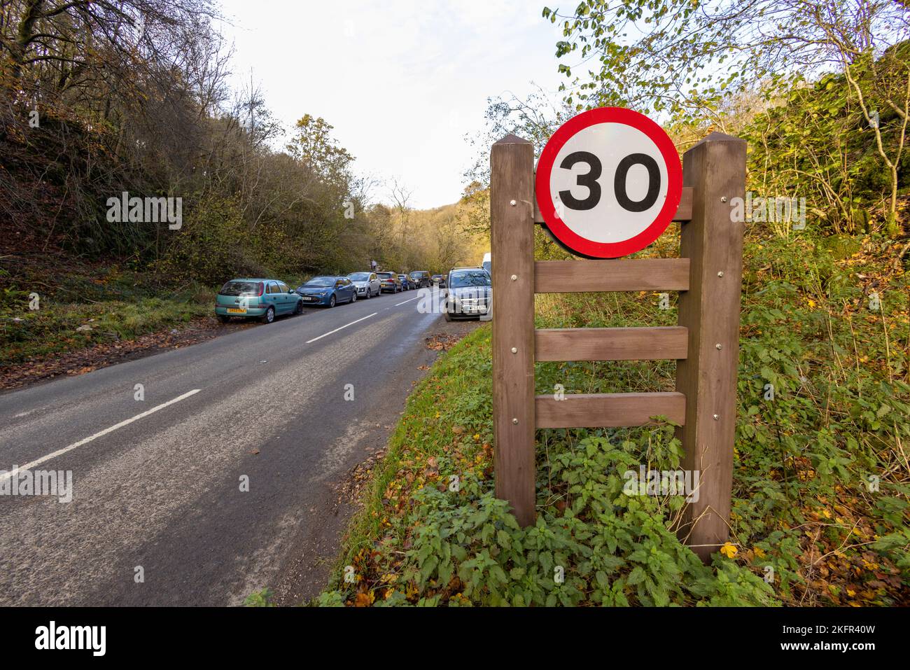 2022 novembre - cartelli con auto parcheggiate in cima alla gola, Cheddar, Somerset, Inghilterra, Regno Unito. Foto Stock