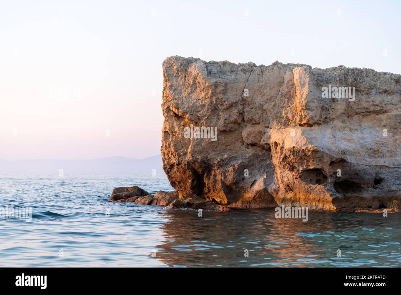 Rock in riva al mare. Spiaggia rocciosa sul mar mediterraneo. Foto Stock