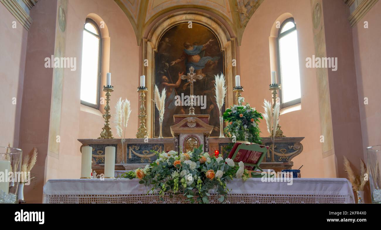 Chiesa decorata per la cerimonia nuziale Foto Stock