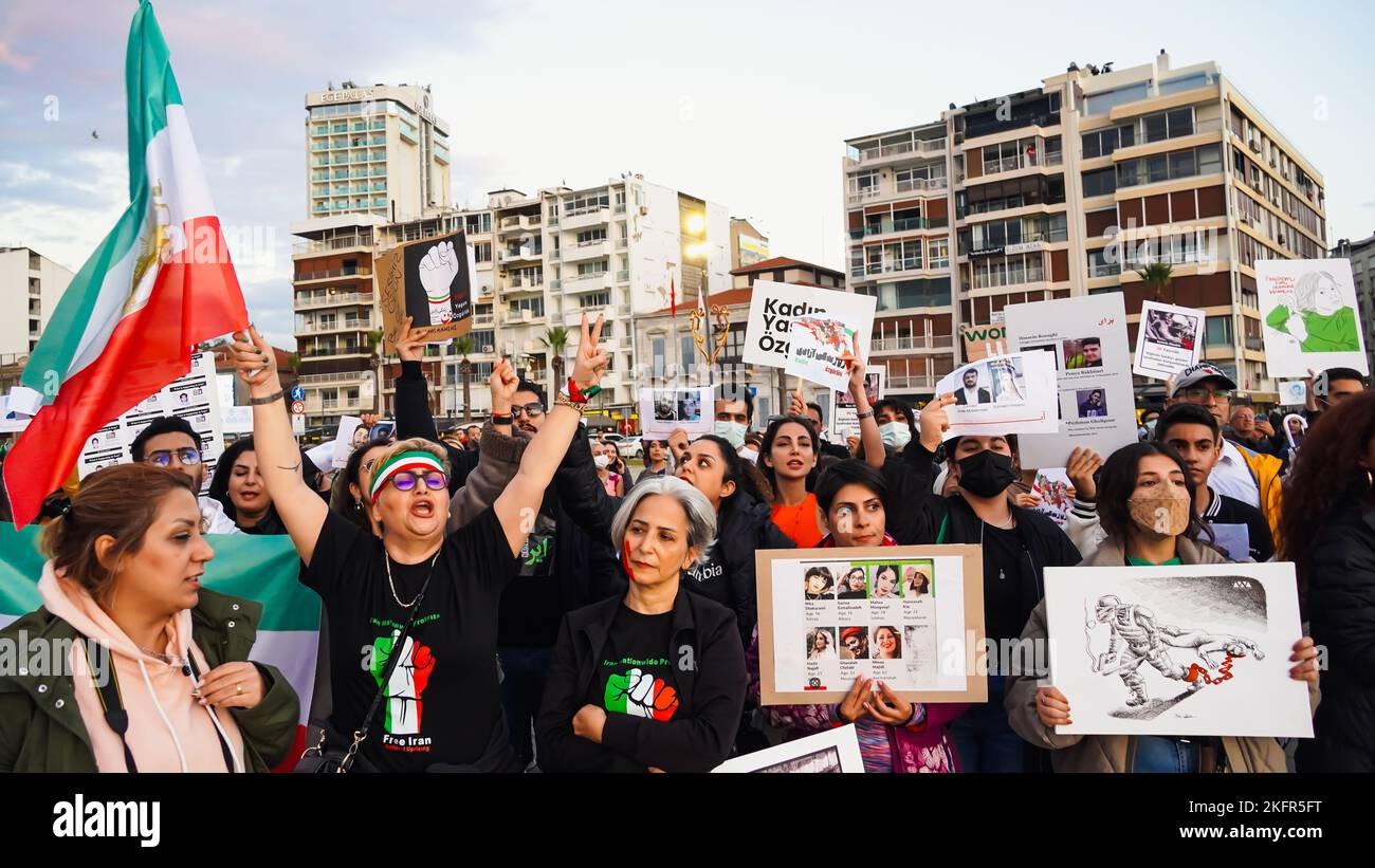 Izmir, Iran, 19/11/2022, gli iraniani di Izmir, in particolare le donne e le organizzazioni femminili, hanno protestato per la morte di Mahsa Amini da parte della polizia della moralità in Iran. Mahsa Amini, di 22 anni, è stato arrestato in una stazione della metropolitana di Teheran, accusato di aver violato le leggi morali. Amini è caduto in coma dopo essere stato arrestato ed è stato ricoverato ed è morto il 16 settembre. Una serie di proteste sono ancora in corso in Iran e in tutto il mondo come reazione alla morte di Mahsa Amini. Foto Stock