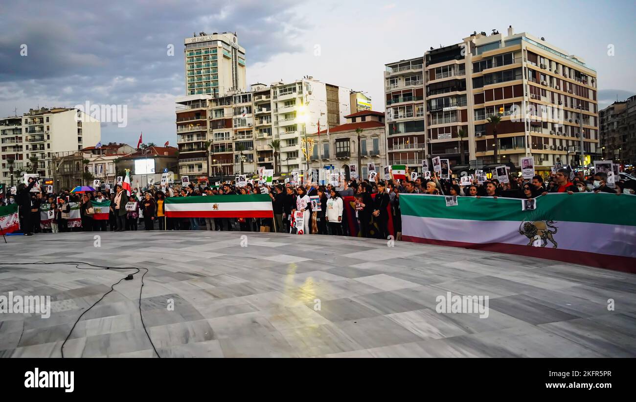 Izmir, Iran, 19/11/2022, gli iraniani di Izmir, in particolare le donne e le organizzazioni femminili, hanno protestato per la morte di Mahsa Amini da parte della polizia della moralità in Iran. Mahsa Amini, di 22 anni, è stato arrestato in una stazione della metropolitana di Teheran, accusato di aver violato le leggi morali. Amini è caduto in coma dopo essere stato arrestato ed è stato ricoverato ed è morto il 16 settembre. Una serie di proteste sono ancora in corso in Iran e in tutto il mondo come reazione alla morte di Mahsa Amini. Foto Stock