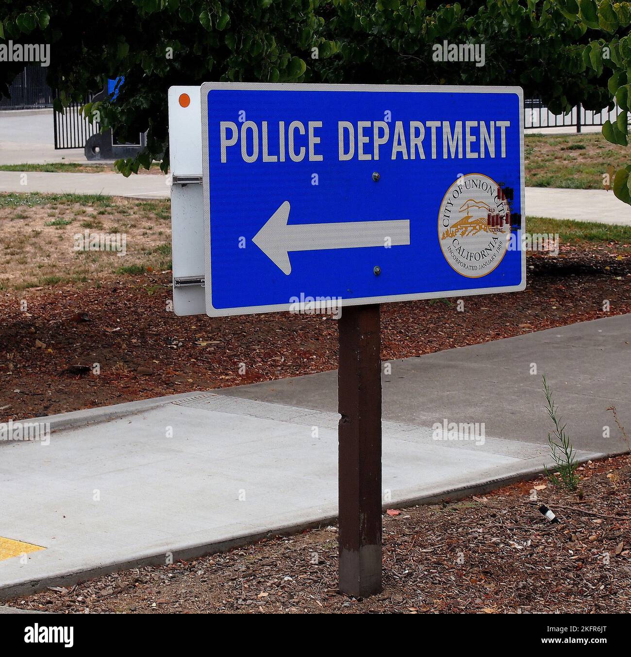 Direzione del dipartimento di polizia segno di freccia in Union City, California, Foto Stock