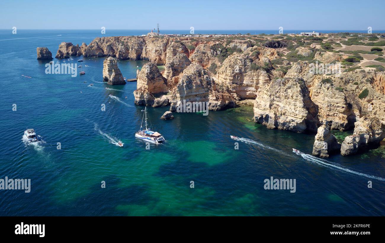 Vista aerea dei droni di barche e kayak nell'Oceano Atlantico, Lagos, Algarve, Portogallo. Esplorazione di grotte e tunnel. Viaggi e avventura. Vacanze. Foto Stock