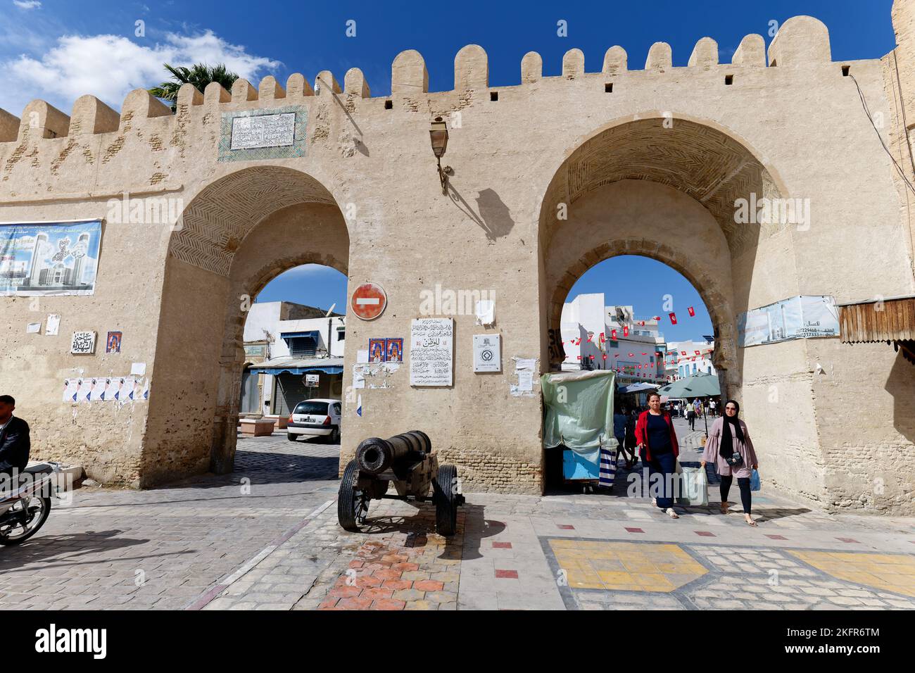 Città di Medina di Kairouan. Kairouan testimonia in modo unico i primi secoli di questa civiltà e il suo sviluppo architettonico e urbano. Foto Stock