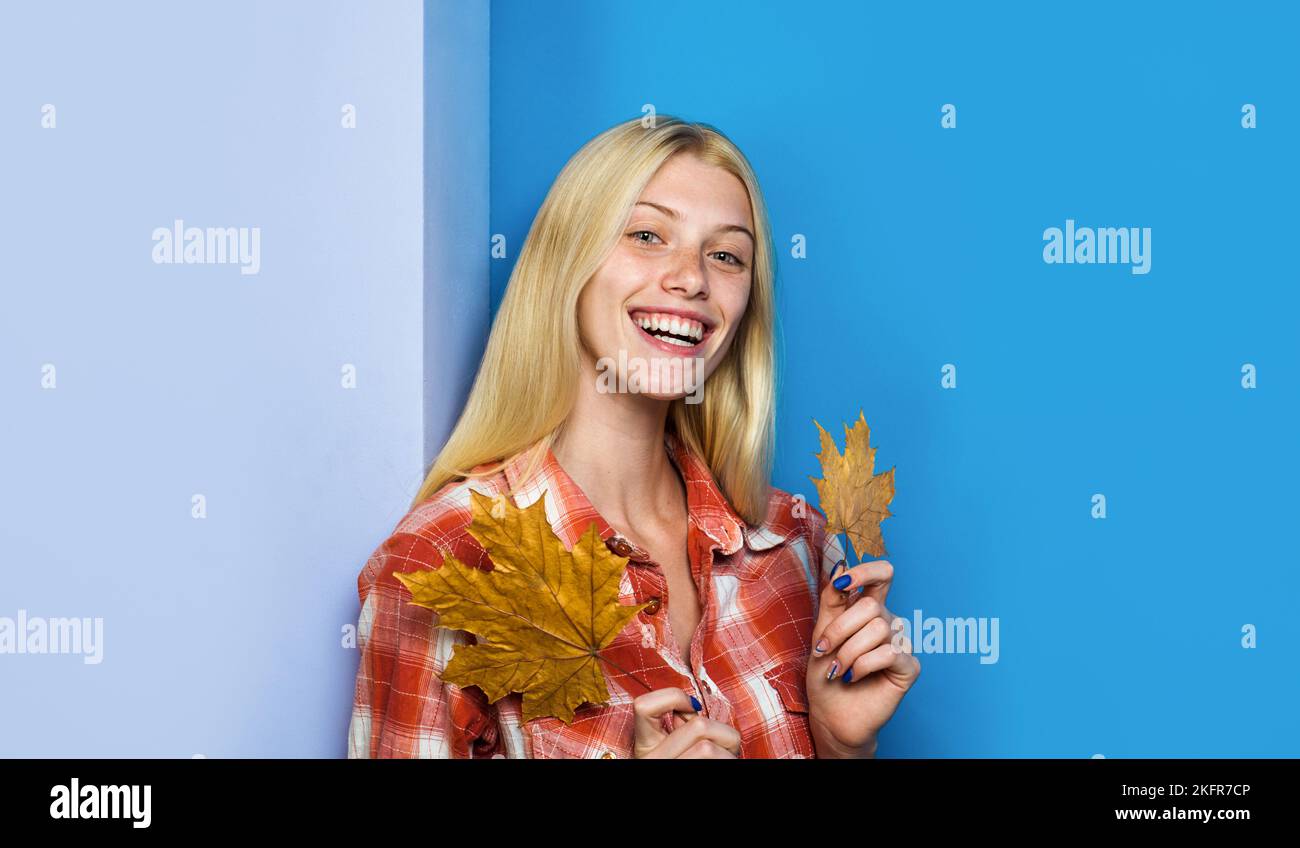 Ragazza autunno. Donna sorridente in abbigliamento casual con foglie gialle. Tendenze moda per l'autunno. Foto Stock