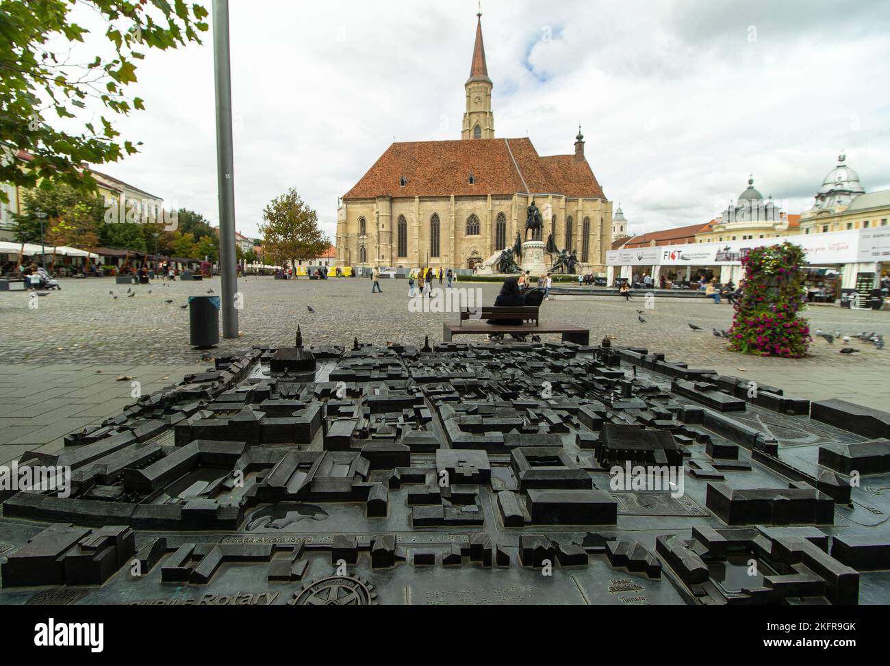 Cluj-Napoca, Romania - 17 settembre 2022: Il modello in bronzo della zona centrale di Cluj-Napoca, vicino a Romano - Chiesa cattolica San Michele, 1349-1480 Foto Stock