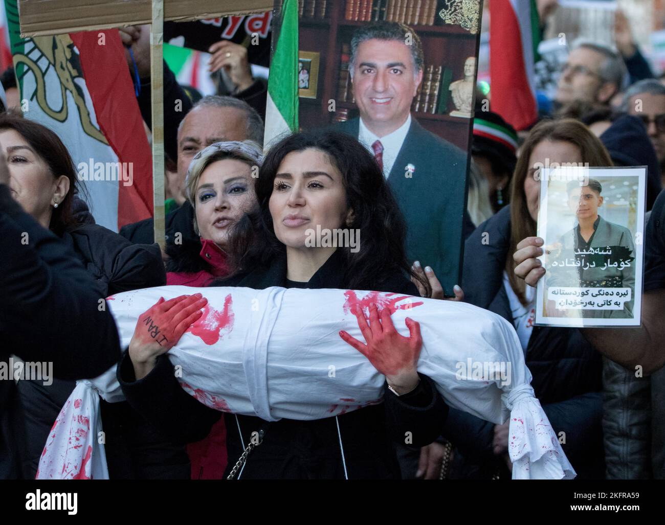 Westminster, Londra, Regno Unito. 19th Nov 2022. Gli iraniani protestano a Londra in seguito alla morte di Mahsa Amini, 22 anni, in Iran, che è stato arrestato dopo che è stata presunta che abbia violato le severe leggi sulla moralità dei paesi. Coloro che protestano hanno invitato i governi del mondo a sanzionare più aspra il regime iraniano, guidato dal leader supremo Ayatollah Ali Khamenei. Coloro che protestano sostengono coloro che in Iran chiedono la caduta degli Ayatollah e delle brutali autorità moraliste nella Repubblica islamica dell'Iran. Foto Stock
