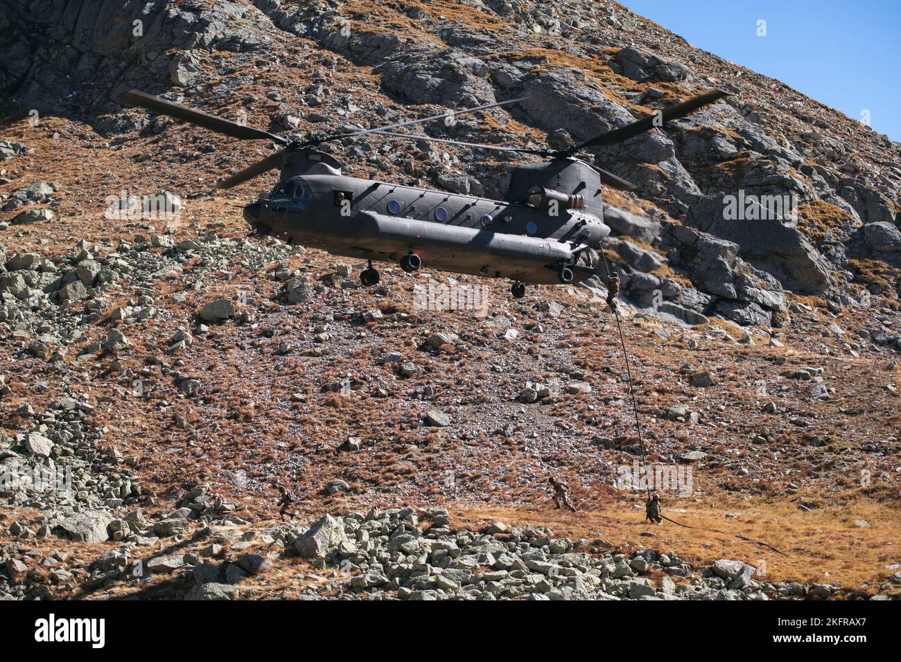 I soldati dell'esercito italiano con la Brigata Alpini si opporono a un elicottero CH-47 Chinook per attaccare un obiettivo durante un esercizio di fuoco in bianco accanto ai paracadutisti dell'esercito statunitense assegnati a 2nd battaglione, 503rd reggimento di fanteria paracadute come parte dell'esercizio Summer Resolve nella Provincia di Bolzano, Italia, 3 ottobre 2022. Exercise Alpine Star è un esercizio annuale di addestramento in montagna e artico organizzato dall'Esercito Italiano, multinazionale e multifase. I paracadutisti della ricognizione della Brigata aerea 173rd si integrano con alcune aziende selezionate della Brigata Alpini dell’Esercito Italiano per imparare la tecnica Foto Stock