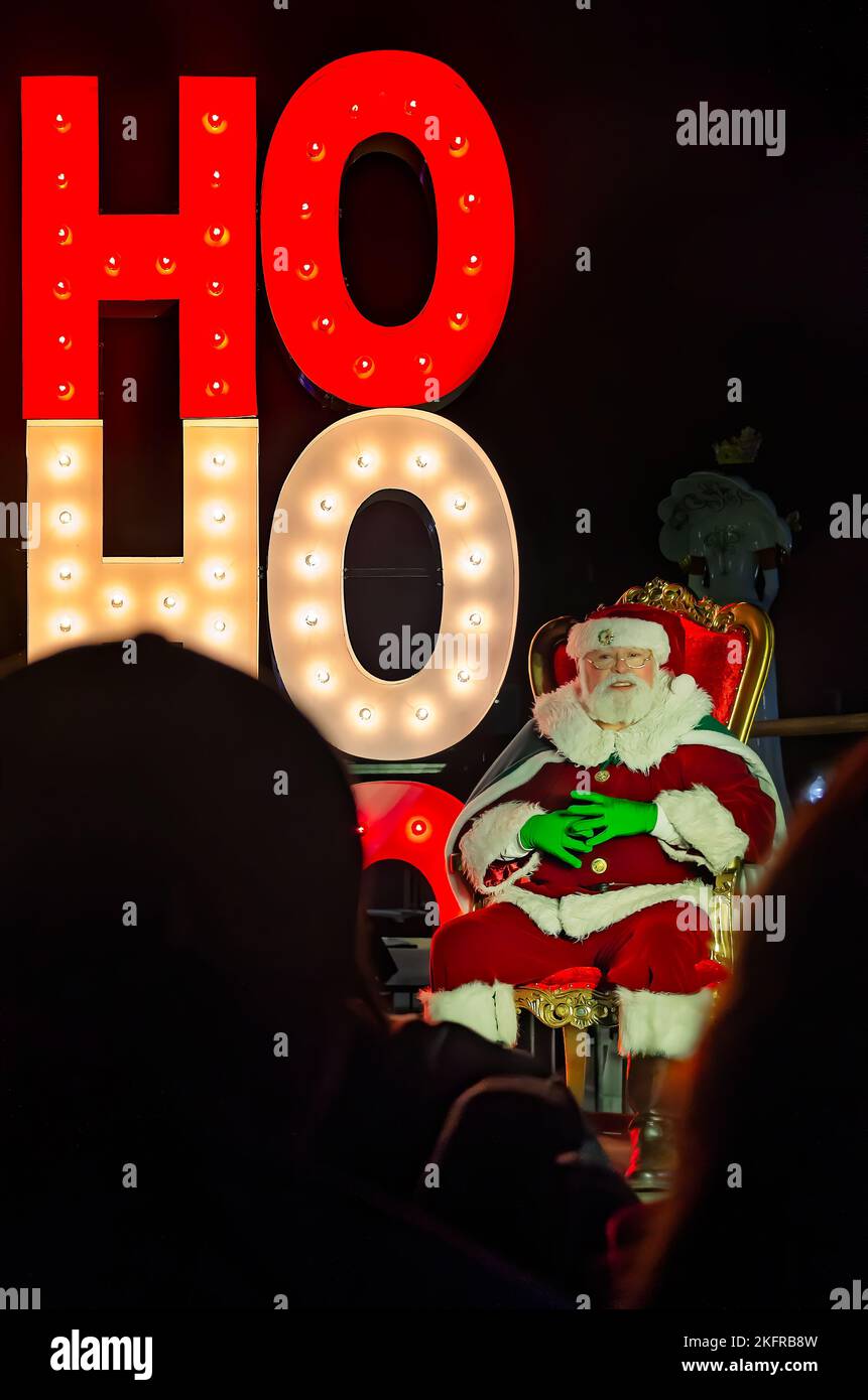 La gente aspetta di vedere Babbo Natale durante l'illuminazione dell'albero di Natale della città al Mardi Gras Park, 18 novembre 2022, a Mobile, Alabama. Foto Stock